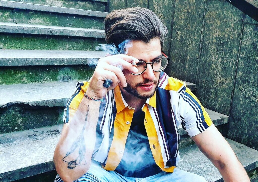 Il Perse, alias Simone Perseu, è un rapper cagliaritano di 26 anni, appasionato di musica, arte e letteratura Il Perse, alias Simone Perseu, è un rapper cagliaritano di 26 anni, appasionato di musica, arte e letteratura