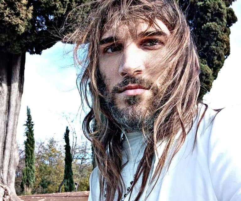 Reverendo Secret presenta il nuovo singolo "Il Senso", un appello a staccarsi dalle cose materiali e cercare altri valori nella vita Reverendo Secret presenta il nuovo singolo "Il Senso", un appello a staccarsi dalle cose materiali e cercare altri valori nella vita