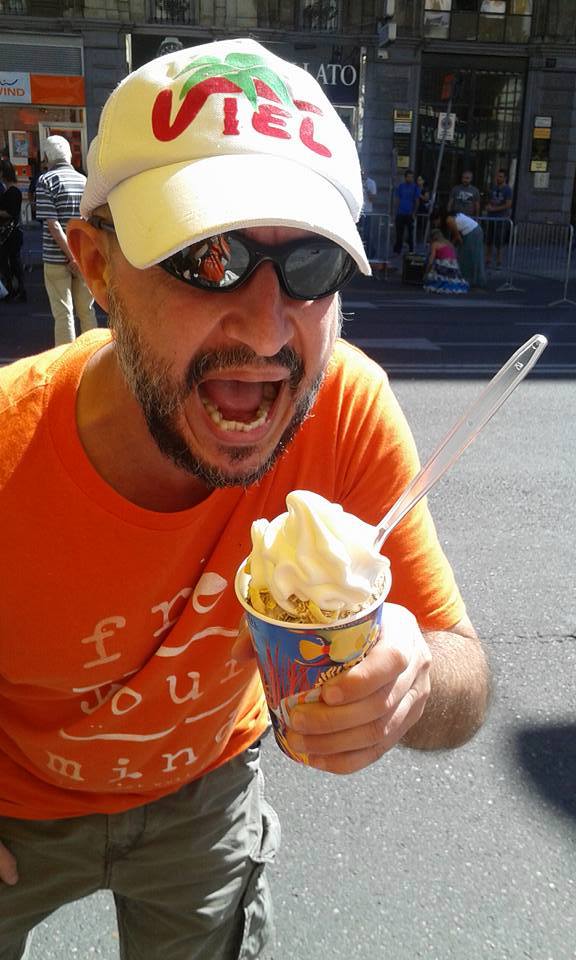 Roberto Bocchetti si sbafa l'ottimo gelato di Viel, in Corso Buenos Aires a Milano