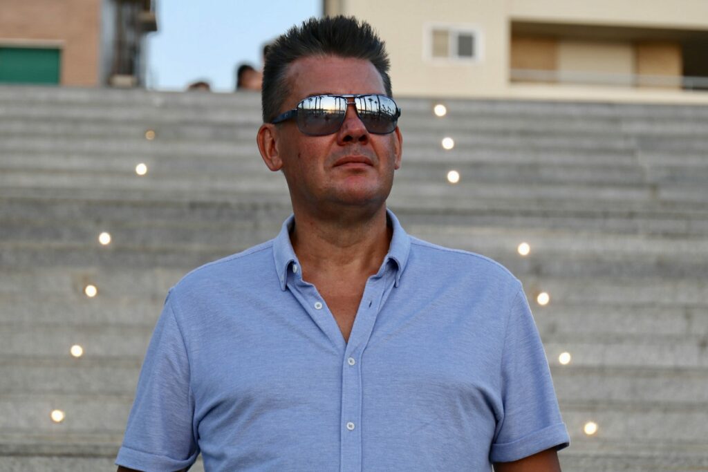 Alan Dreezer è un musicista, compositore e cantante originario di Chelmsford Essex UK, che attualmente vive in Spagna Alan Dreezer è un musicista, compositore e cantante originario di Chelmsford Essex UK, che attualmente vive in Spagna